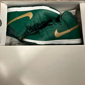 Nike SB Dunk High Metallic Gold & Green St. Patrick’s Day dunks Size 5 boys